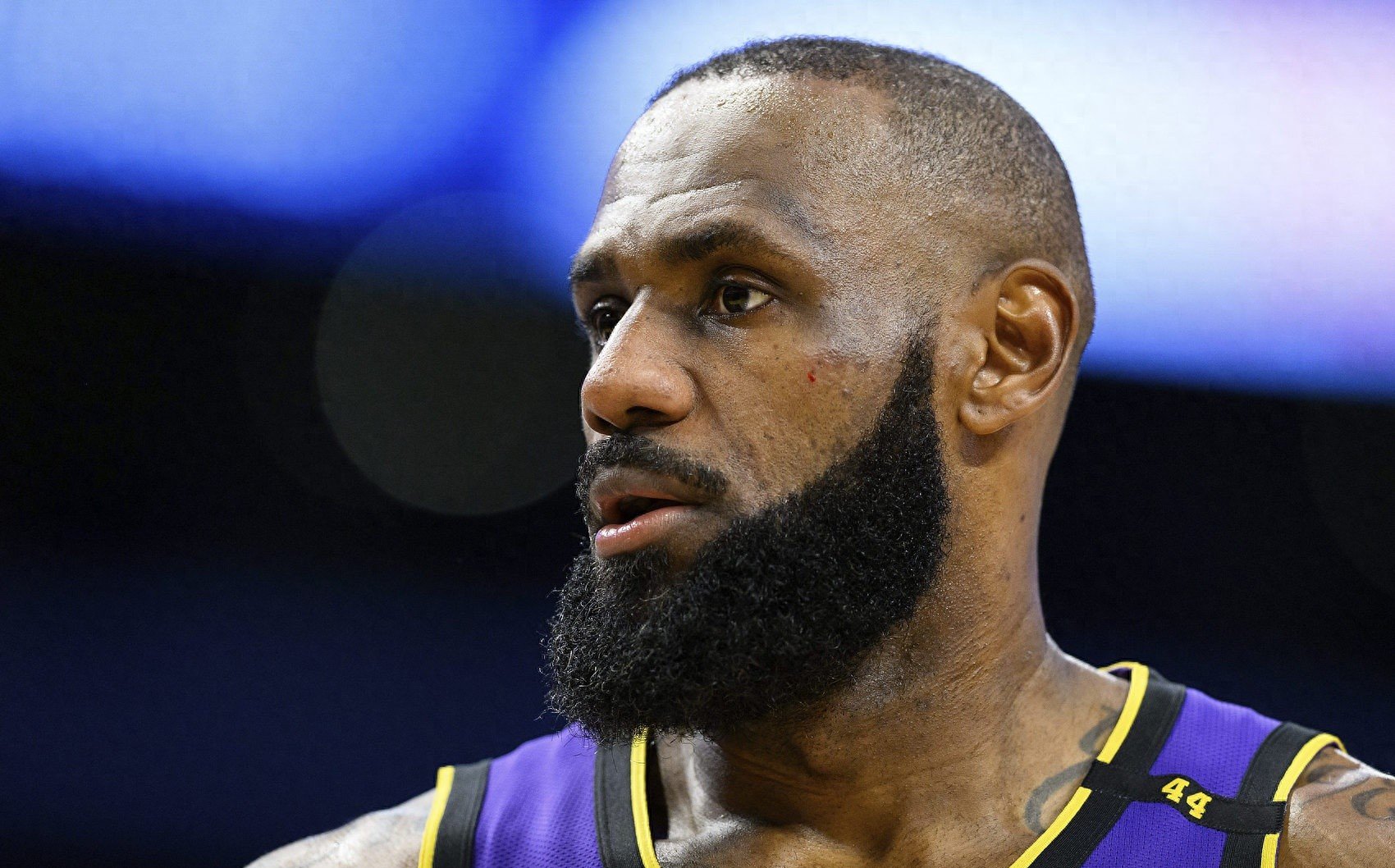 G2不断突破！，詹姆斯连续十二场比赛得分超过最后时刻胜出赛场气氛高涨的简单介绍-爱游戏体育