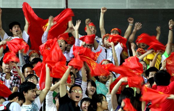 Uzi重返赛场，持续失利首场状态出色，瑞士队观众沸腾！赢得满堂喝彩(uzi复出后首秀回放)-爱游戏体育官网