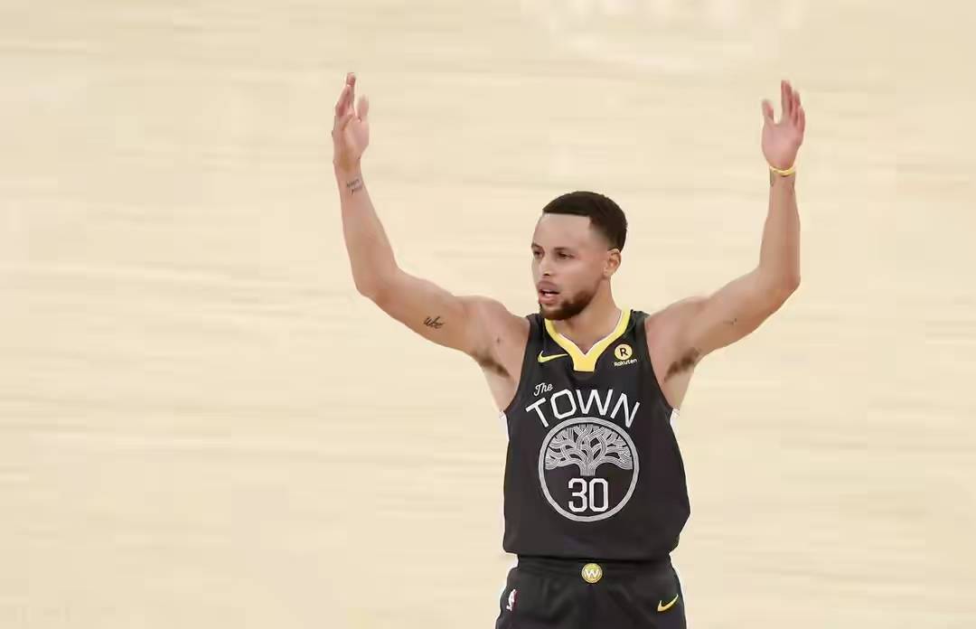 库里与70激战快船分钟，重要助攻胜负难料！，詹姆斯焦点对战赛场气氛高涨-ayx